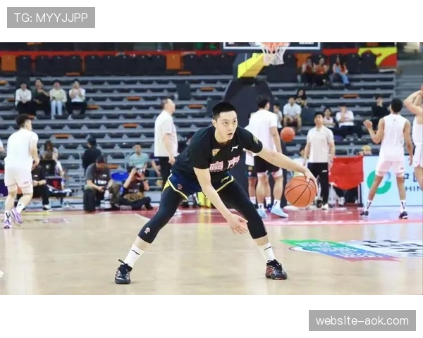 特写:胡明轩拼至抽筋被搀扶离场,广东主场观众起立致敬 特写:胡明轩拼至抽筋被搀扶离场,广东主场观众起立致敬